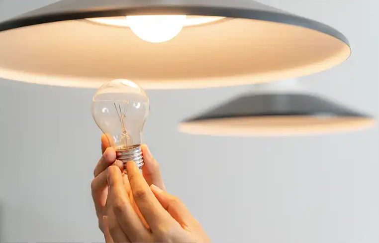ampoule vissée avec soin par atelec, électricien à bordeaux, sous abat-jour moderne dans lumière douce