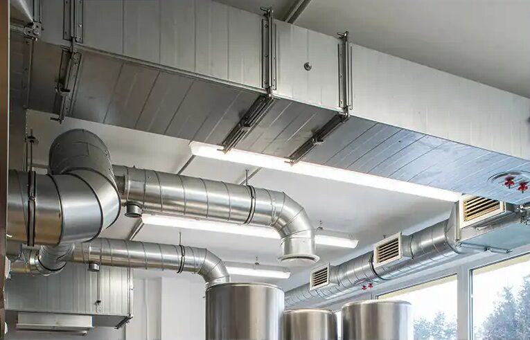 Conduits de ventilation métalliques installés au plafond par atelec dans un local industriel à Bordeaux