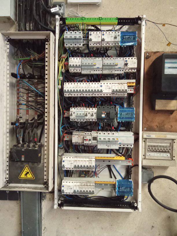 Tableau électrique industriel complexe installé par atelec sur un site tertiaire à bordeaux