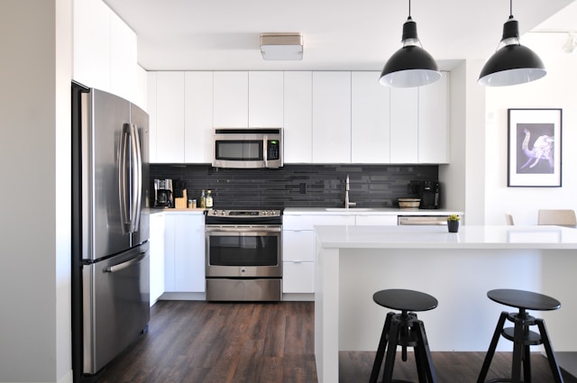 cuisine moderne avec électroménagers inox installés par atelec à bordeaux