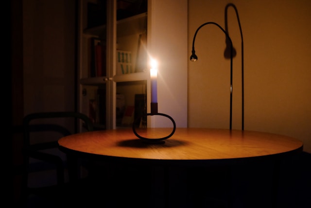 Ambiance cosy à la bougie sur table en bois, éclairage intérieur chaleureux atelec à bordeaux