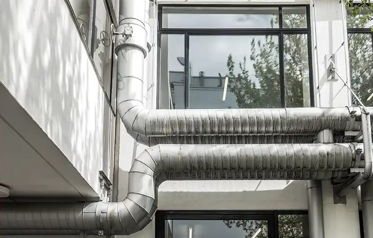 Installation de VMC extérieure sur façade moderne par atelec à bordeaux