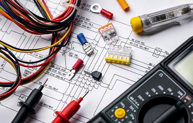 Remise aux normes électriques avec composants et multimètre par atelec à bordeaux