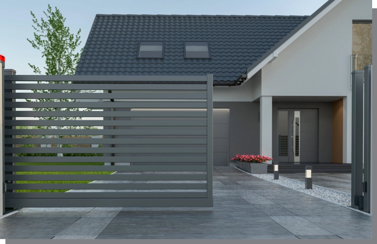 Portail coulissant moderne installé par atelec devant maison contemporaine à bordeaux