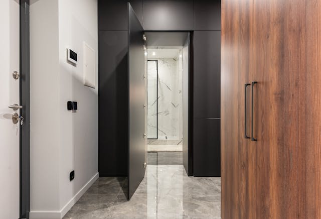 Couloir intérieur moderne avec éclairage soigné réalisé par atelec à bordeaux