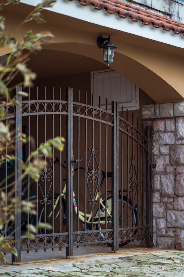 entrée de maison sécurisée avec grille décorative et vélo jaune, rénovation électrique atelec à bordeaux