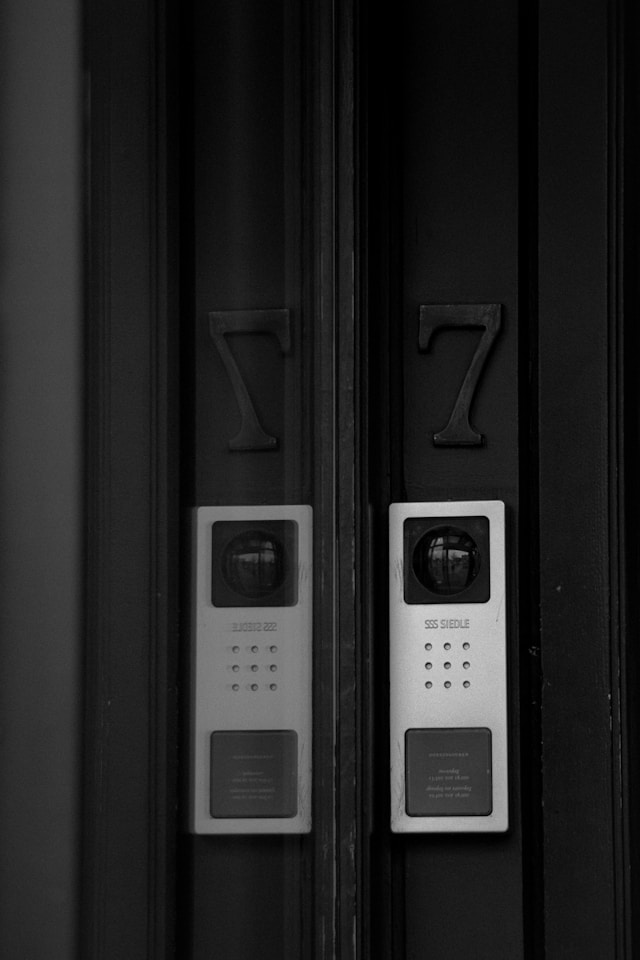 Interphone avec caméra sous le numéro 7 installé par atelec sur une porte d’immeuble à Bordeaux